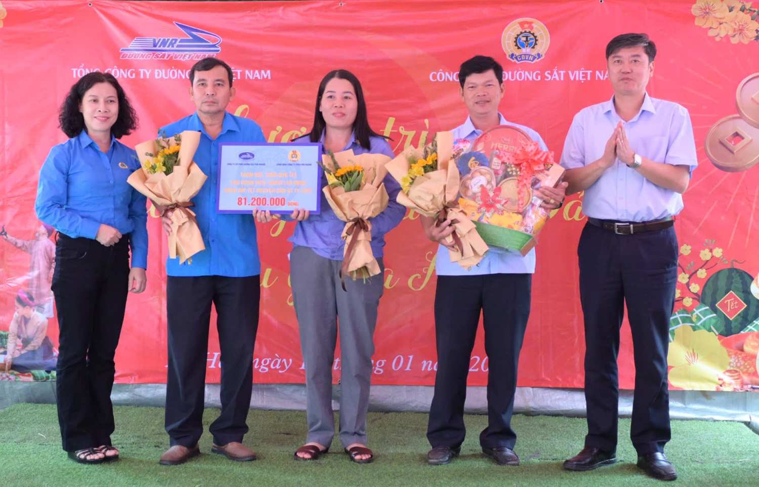 フーカン鉄道株式会社の組合は、駅周辺で組合員のためのテト同窓会を開催するよう調整した。写真: フォン・リン