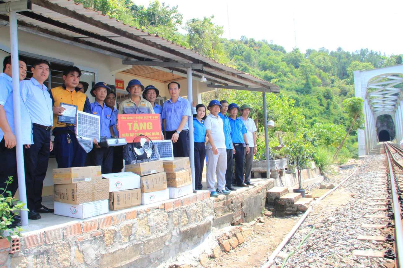 Tổng Công ty Đường sắt Việt Nam và Công đoàn Công ty cổ phần Đường sắt Phú Khánh phối hơp tặng trang thiết bị, cải thiện đời sống cho đoàn viên ở các gác chắn xa dân cư, điều kiện làm việc khó khăn. Ảnh: Phương Linh