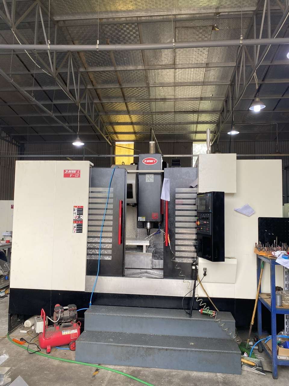 Old machinery is imported by enterprises using fake documents for domestic commercial sale. Photo: Customs Department