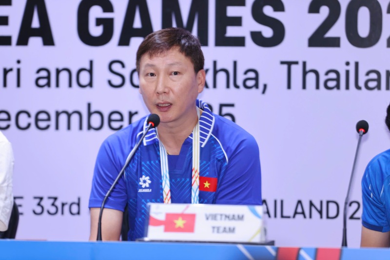 キム・サンシク監督とU22ベトナム代表は、SEA GamesでのU22ラオス戦で慎重です。写真:ミン・ダン