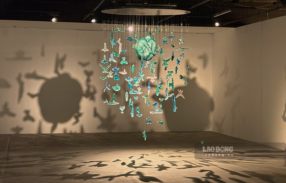 Tác phẩm Đỗ Hiệp, sử dụng các biểu tượng triết học phương Đông và văn hóa dân gian, gợi về mối quan hệ giữa nội tâm và thế giới xung quanh, giữa tri thức cá nhân và kinh nghiệm tập thể. Ảnh: Ý Yên