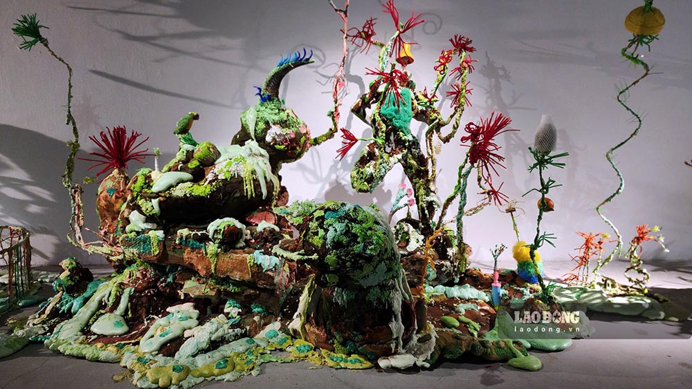 Cụm tác phẩm sắp đặt “Trang trại” của Đỗ Hà Hoài. Ảnh: Ý Yên