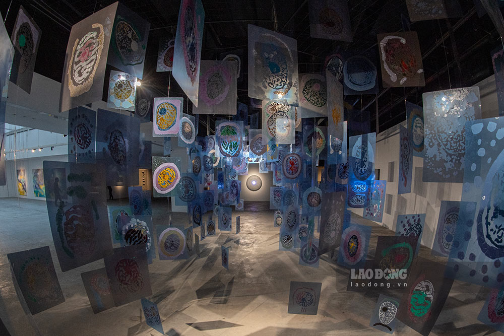 Không gian triển lãm “Tỏa V - Điểm Chạm Khoa Học” (“The Foliage V - The Touch of Science). Ảnh: Hà Thảo