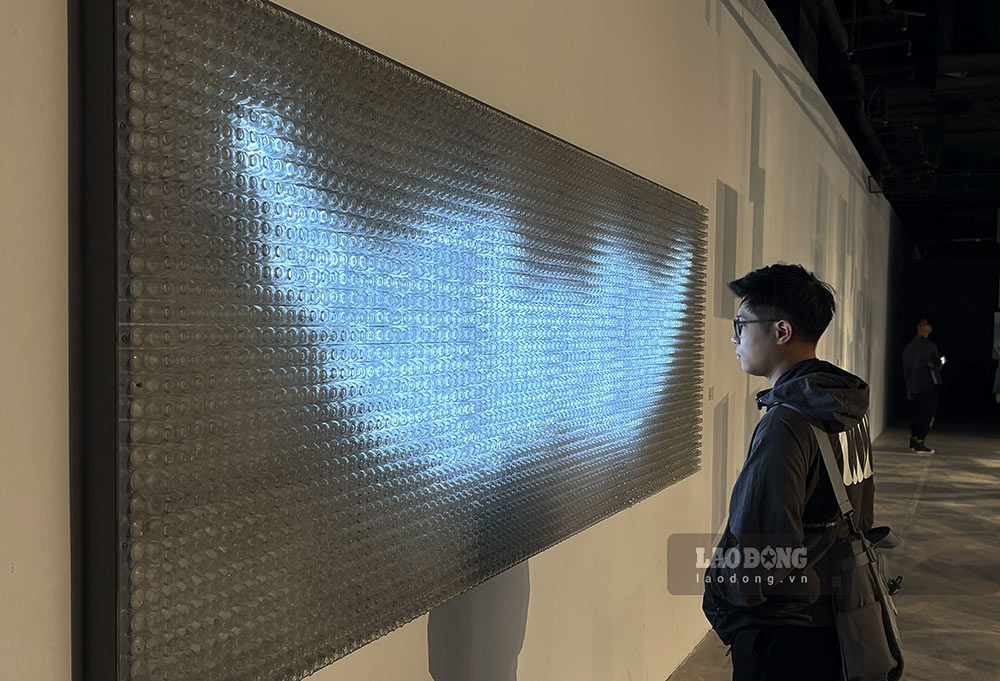 Tác phẩm Đôi cánh của Lê Đăng Ninh kết từ những lọ vaccine, trải dài như trục thời gian của những ngày tháng nhân loại tổn thương vì dịch bệnh. Ảnh: Ý Yên