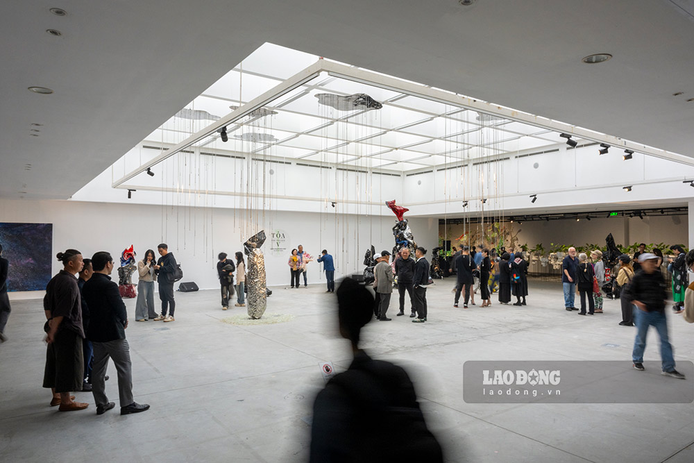 Khách tham quan ngắm nhìn cụm tác phẩm “Mặt trời bất tận” của Vũ Bình Minh, “Trong tiến trình tự tạo của vật chất” của Trịnh Minh Tiến... tại không gian trung tâm ở triển lãm. Ảnh: Hà Thảo