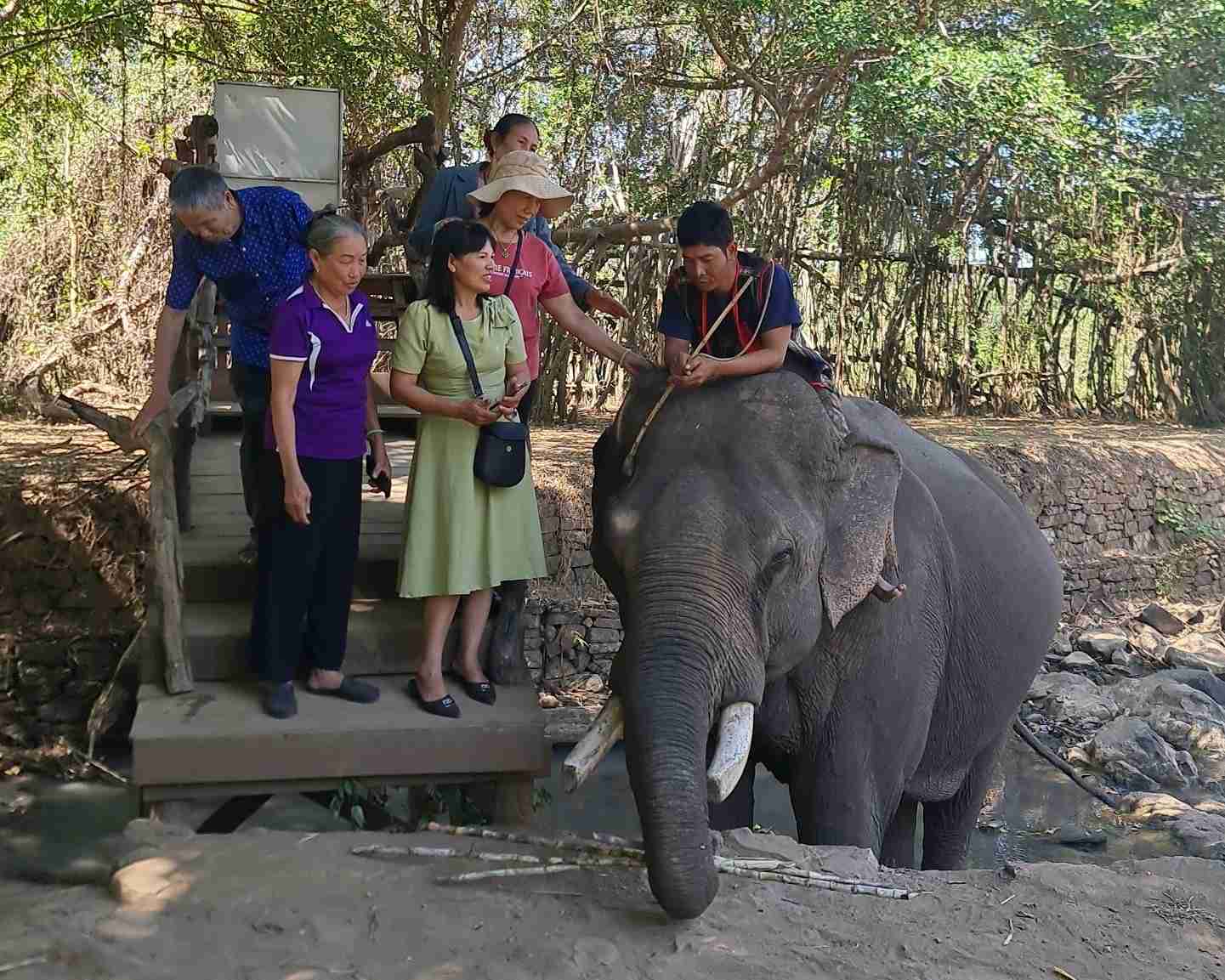 Viec trien khai hieu qua cong tac dao tao nghe gan voi gin giu ban sac van hoa se giup xa phat trien ben vung hon trong tuong lai gan. Anh: Bao Lam
