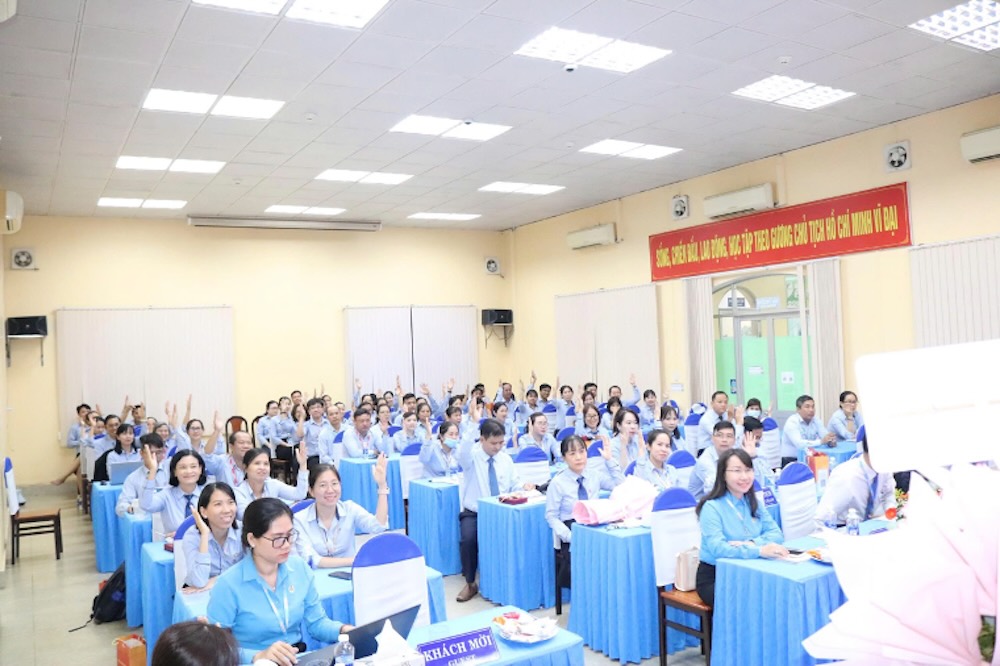 Dai bieu bieu quyet thong qua Nghi quyet cua Dai hoi. Anh: Luu Hung. 