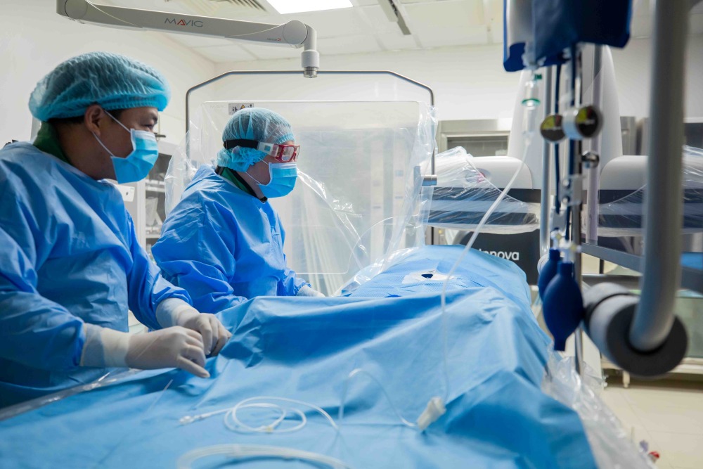 Cac bac si thuc hien can thiep loai bo tui phinh nao