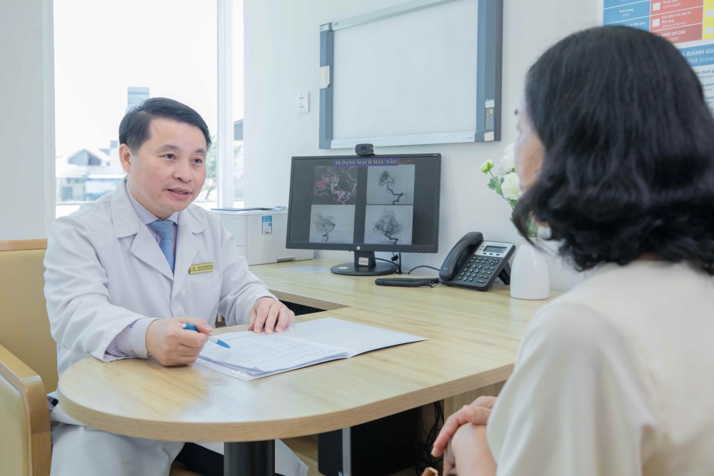 TS.BS Ton That Tri Dung tham kham tu van cho benh nhan.