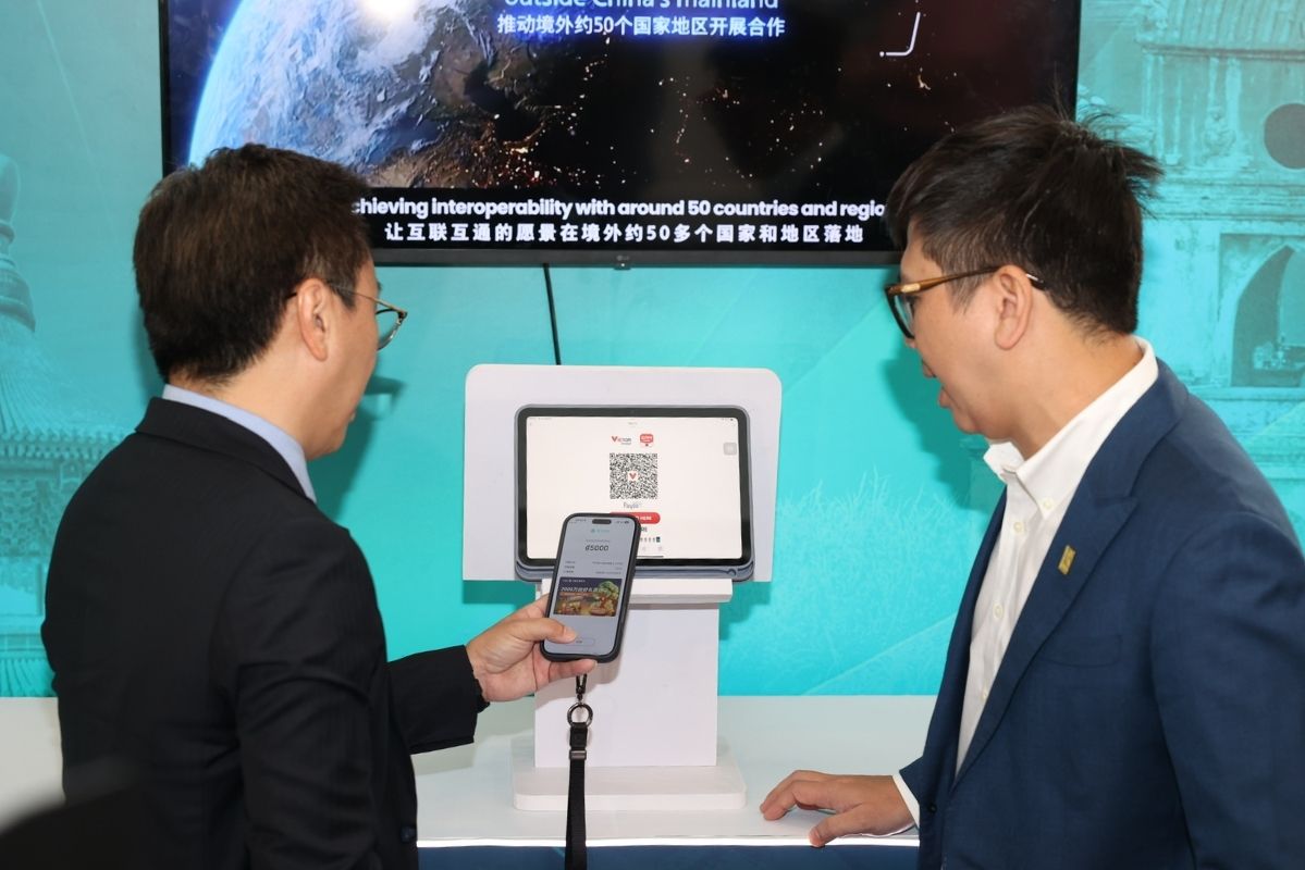 Du khach Trung Quoc quet ma VietQRGlobal de thanh toan tai Viet Nam. Anh: BTC 