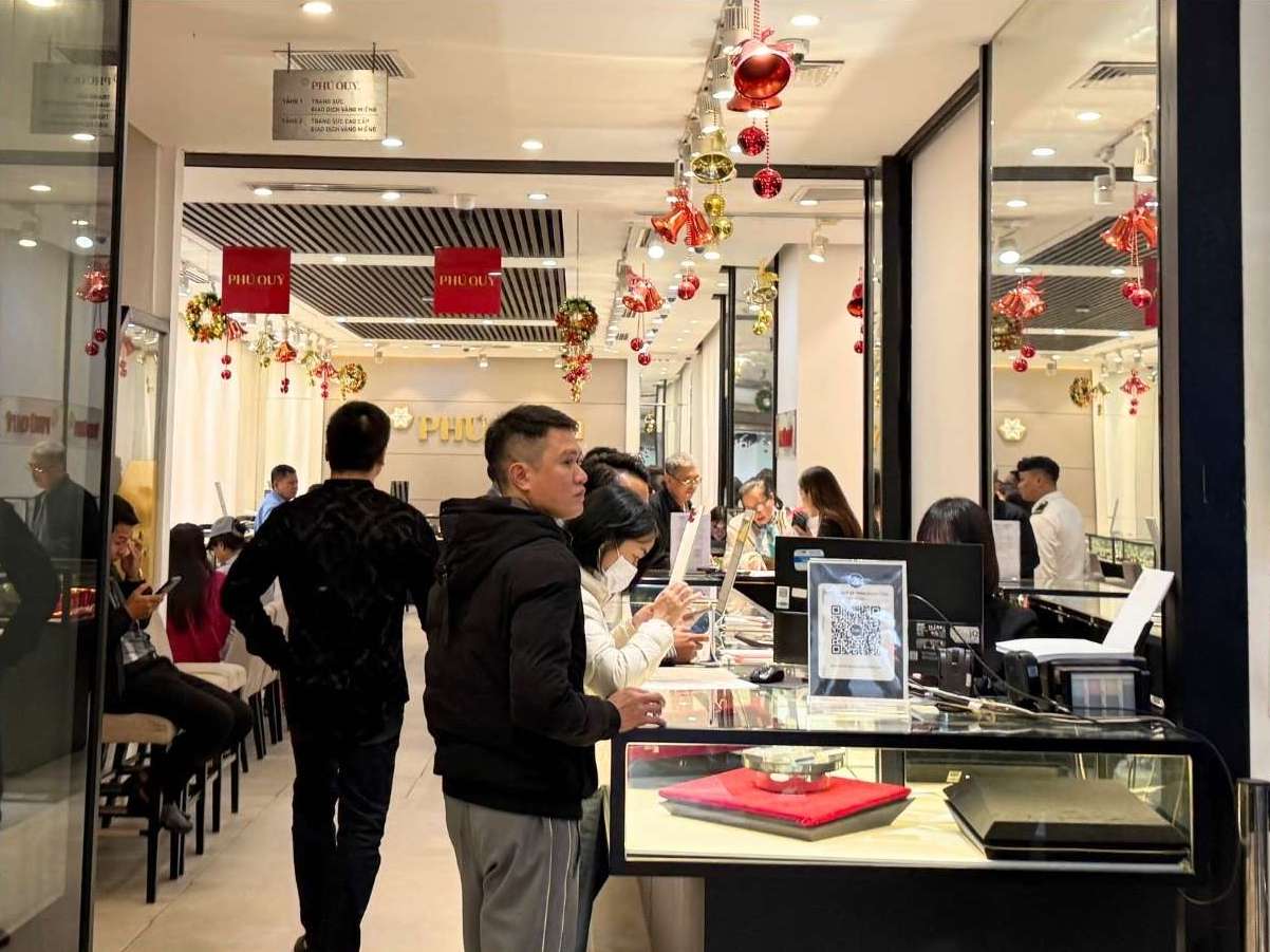 Tai mot so cua hang kinh doanh bac o Ha Noi, tap nap nguoi dan giao dich. Anh: Phuong Anh 