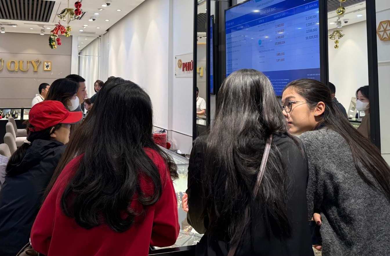 Nhieu nguoi san sang doi vai thang de nhan bac sau khi dat mua. Anh: Phuong Anh