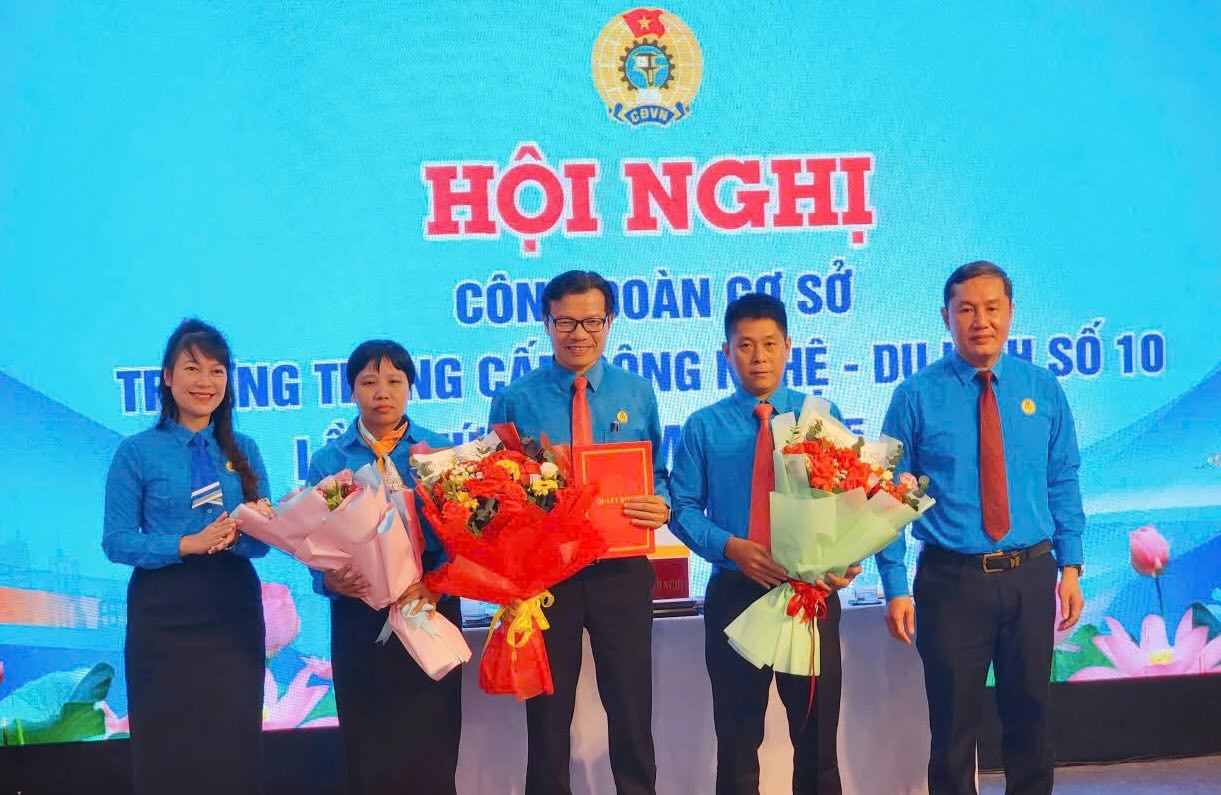 El Sindicato de Base de la Escuela Secundaria de Tecnologia y Turismo No. 10 establece un Sindicato de Base miembro en la Subdireccion de Hue. Foto: Hai Thanh