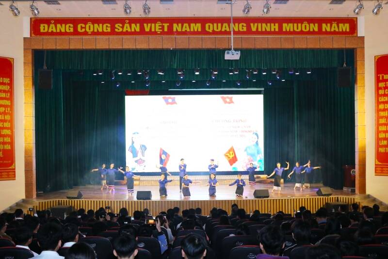 Chuong trinh ky niem 50 nam Quoc khanh nuoc CHDCND Lao tai Truong Dai hoc Tay Bac.Anh: Nhat Minh