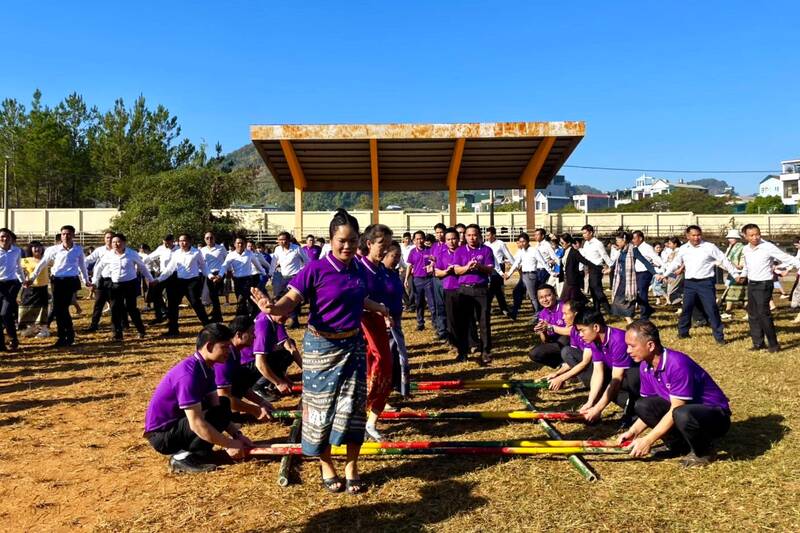 Luu hoc sinh Lao Truong Cao dang Son La tham gia nhay sap doan ket. Anh: Nhat Minh