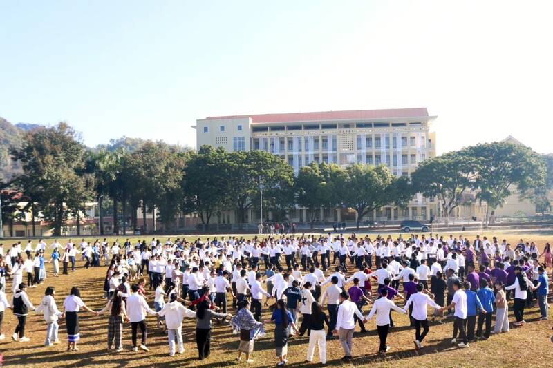 The solidarity round of the students at Son La College in the meeting program to celebrate the 50th anniversary of the Lao PDR's National Day. Photo: Truong Son