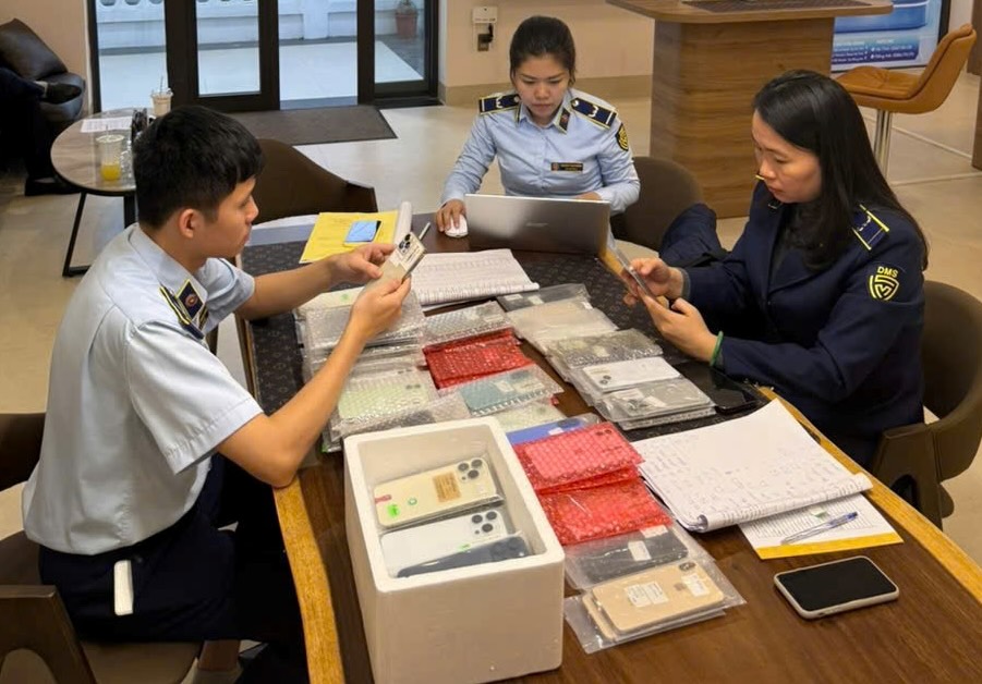 Market Management Team No. 1 inspected the facility and discovered many smuggled iPhone cases. Photo: Quang Tri Market Management Department