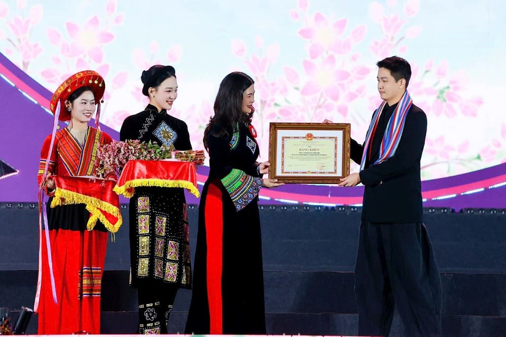 Mayogu es honrada por sus contribuciones a la organizacion del 6o Festival de Flores del Triangulo Sanguineo Foto: Comite Organizador