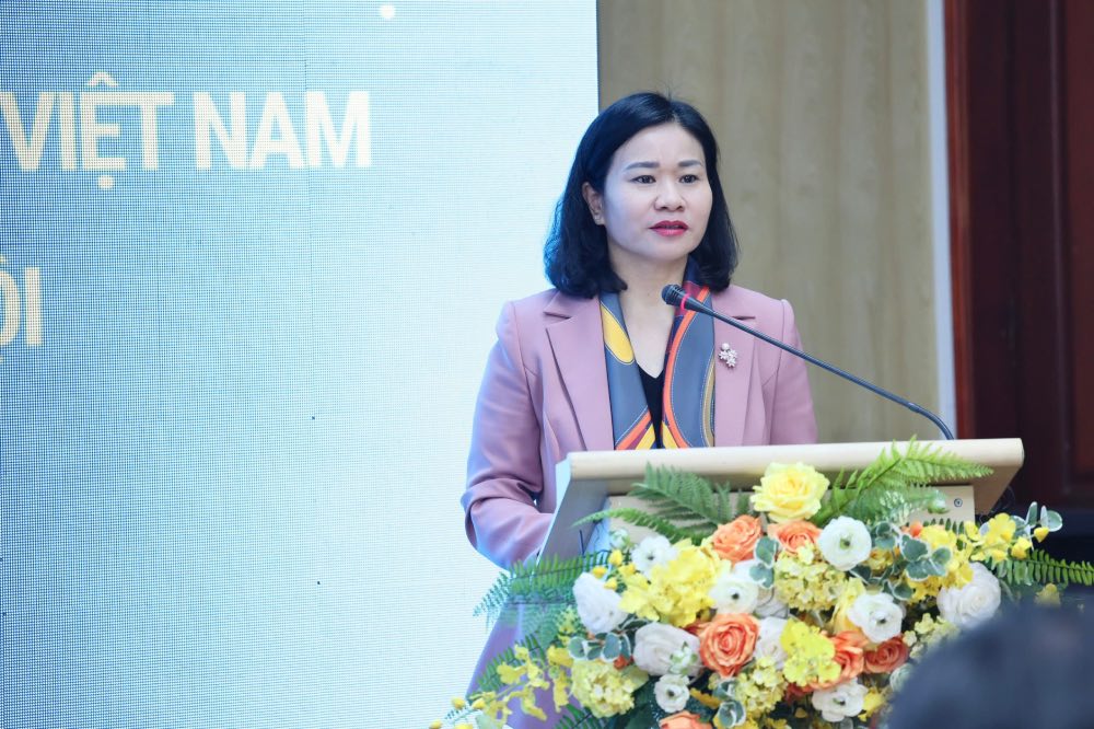 党中央委員会委員、ベトナム祖国戦線中央委員会副委員長、ベトナム女性連合会長のグエン・ティ・トゥエン氏は、「ベトナム祖国戦線中央委員会および社会政治組織の職員向けデジタルスキルと情報セキュリティの講師」研修クラスの冒頭で講演した。写真: トゥ・ハ