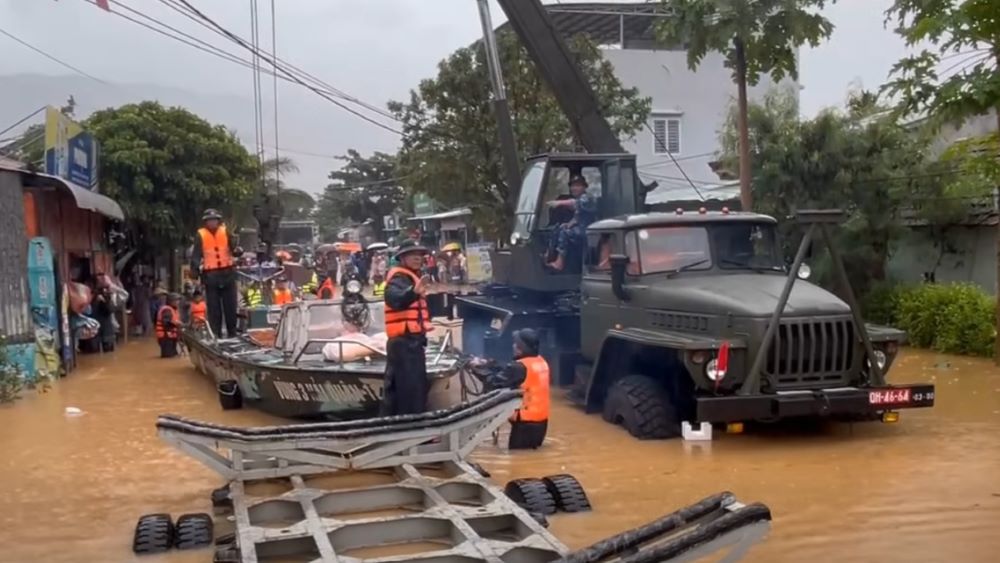 Vung 3 Hai quan tang cuong truc san sang, chu dong ho tro nhan dan trong mua mua lu. Anh: Mai Vy 