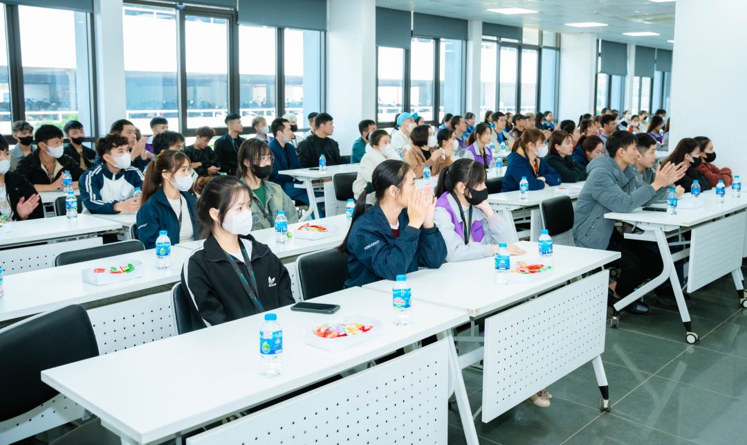Miembros del sindicato y trabajadores asisten a la sesion de propaganda de prevencion y control de drogas a traves de un juicio simulado. Foto: Nguyen Huyen