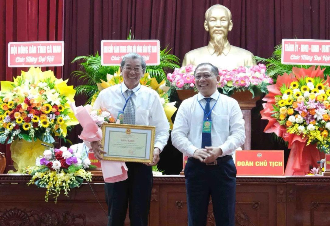 Ong Tran Chi Hung - Pho Chu tich UBND TP Can Tho trao tang Bang khen cua Chu tich UBND TP Can Tho cho AHLD, ky su Ho Quang Cua - tac gia cua giong lua ST25 3 lan dat giai Gao ngon nhat the gioi. Anh: Thanh Liem