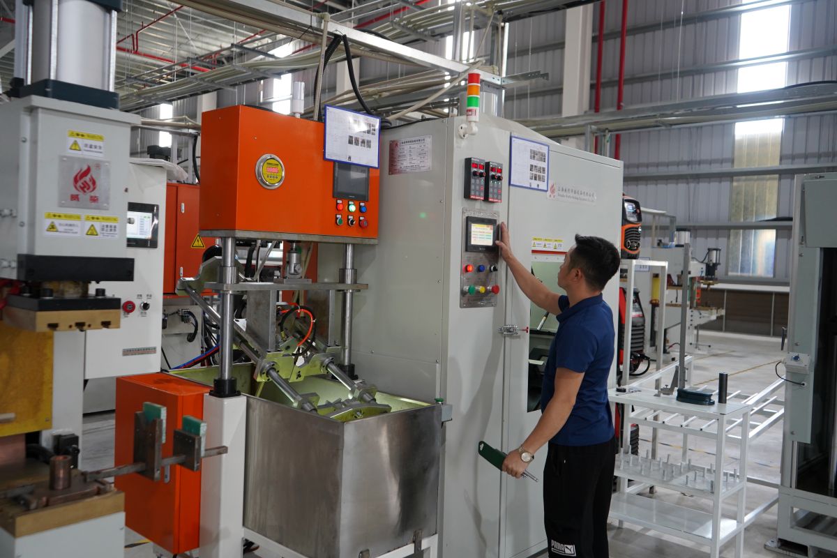 Nguoi lao dong KCN Dinh Vu trong ca san xuat. Ảnh: Mai Dung