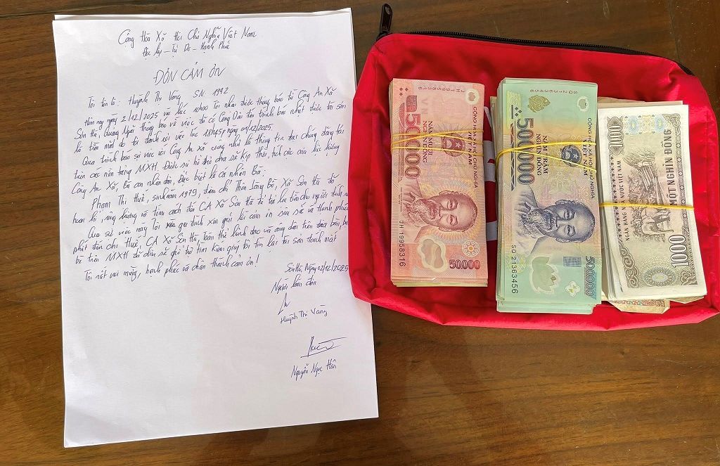 So tien bi danh roi da duoc trao lai chu nhan. Anh: Cong an xa Son Ha