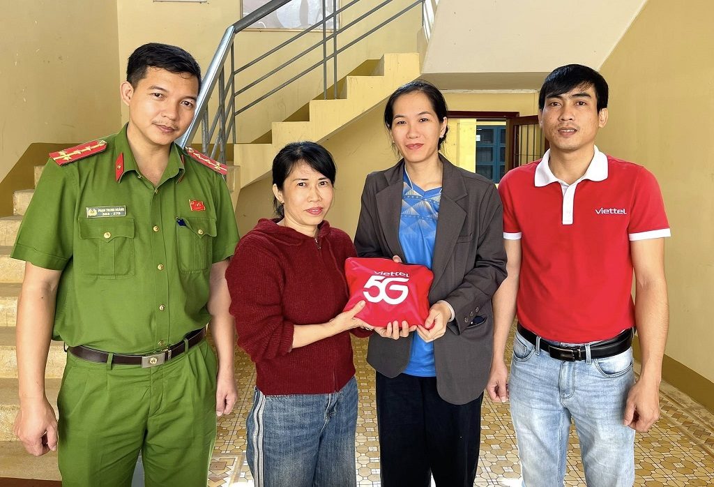 Ms. Hue (2nd from left) returned 117 million VND to the person who dropped it. Photo: Son Ha Commune Police.