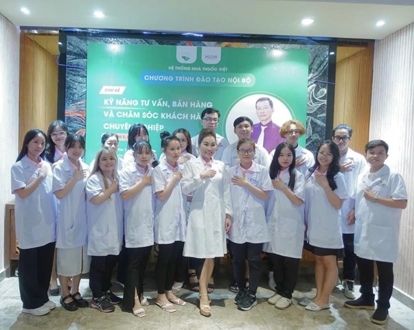 Doi ngu duoc si Nha thuoc Bao Chau trong mot chuong trinh dao tao noi bo. Anh: Nha thuoc Bao Chau