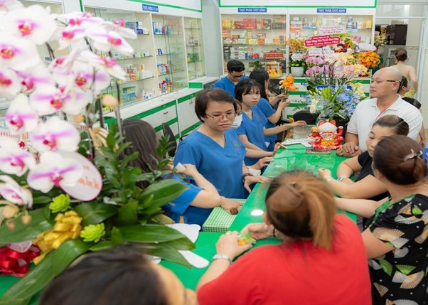 Doi ngu duoc si Nha thuoc Bao Chau tu van cho khach hang. Anh: Nha thuoc Bao Chau