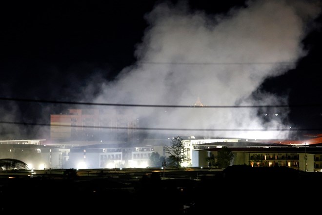 Khoi boc len sau loat vu no tai trung tam lua dao KK Park, thi tran Myawaddy (Myanmar) vao cuoi tuan truoc. Anh: AFP