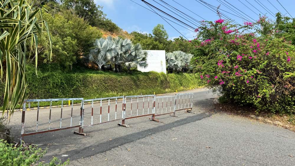 Tai con doc dan len du an, cac cac tam hang rao chan ngang loi vao. Ong Nguyen Thanh Tan - nguoi dan song tai khu vuc nay cho biet, cac tam hang rao tai loi vao du an duoc dung len da lau. Khong thay phuong tien thi cong ra vao, chi co bao ve ra vao thay ca moi ngay.