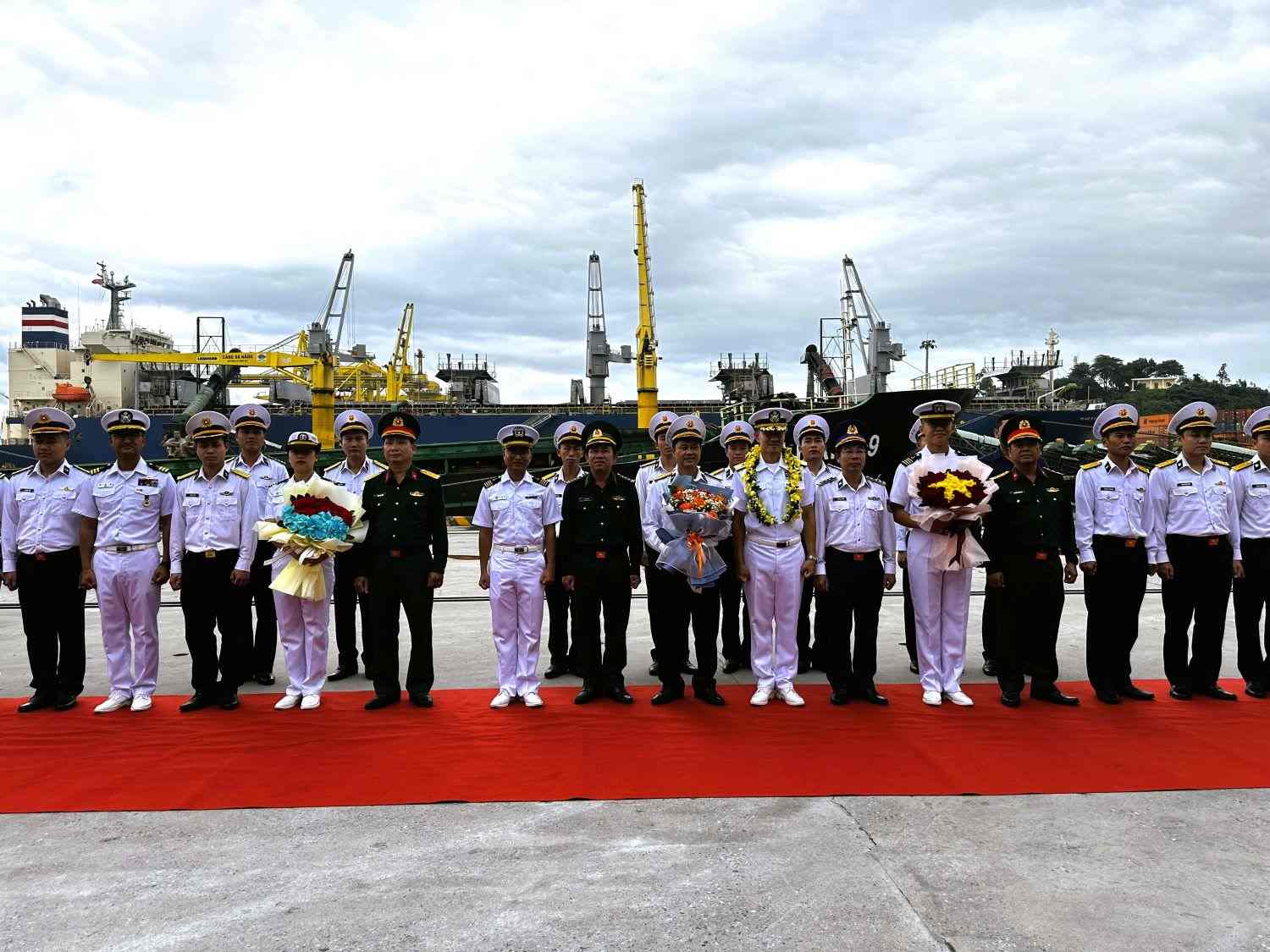 The ROKS Hansando ship docked at Tien Sa port, Da Nang city on the morning of December 2 and was warmly welcomed. Photo: Nguyen Vinh