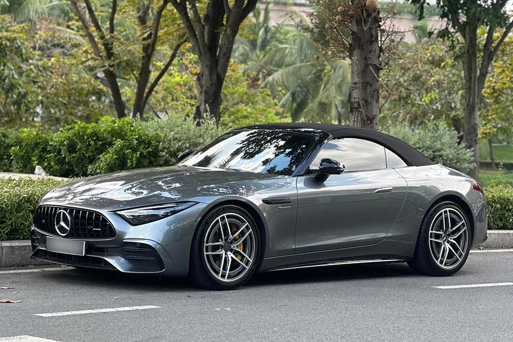 Mercedes-AMG SL43 convertible with high-performance sports version has just appeared in Ho Chi Minh City. Photo: Phong Diep