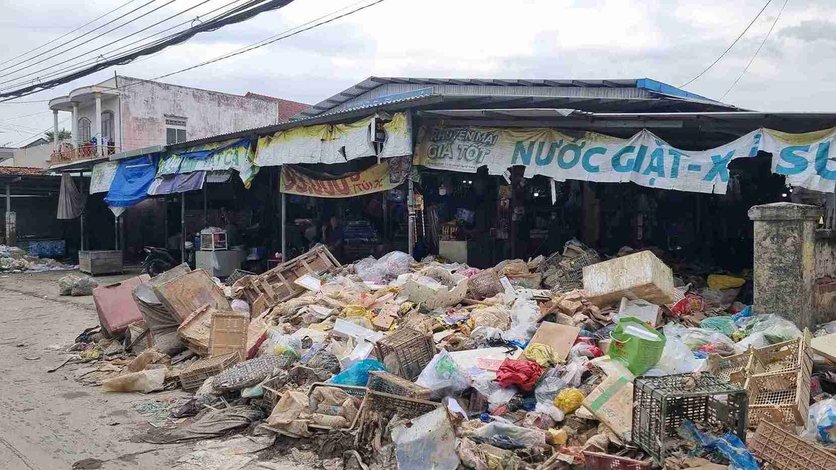 After the flood, thousands of tons of waste released into the environment in Nha Trang area (Khanh Hoa province) need to be cleaned up. Photo: Ky Nam