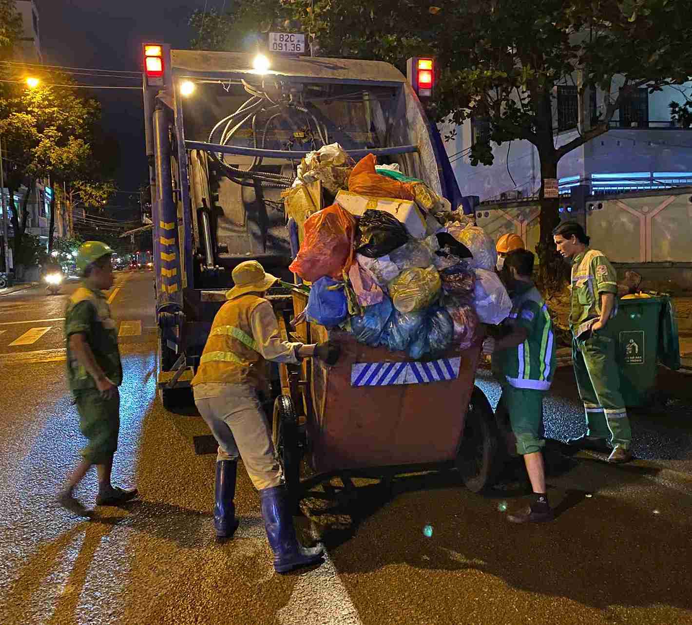 Moi ngay, cong ty moi truong thu gom tu 1.600 – 1.800 tan rac o khu vuc Nha Trang. Anh: Huu Long