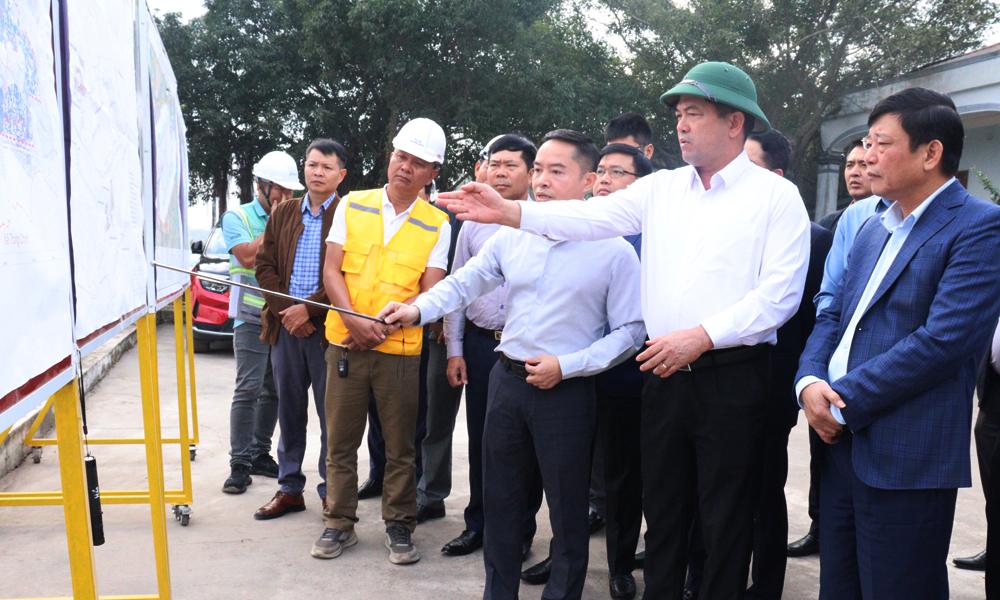 박닌성 당위원회 서기 Nguyen Hong Thai는 Gia Binh 국제공항 부지 정리 진행 속도를 높이기 위해 재정착 프로젝트를 조속히 시행할 것을 요청했습니다. 사진: Duc Anh