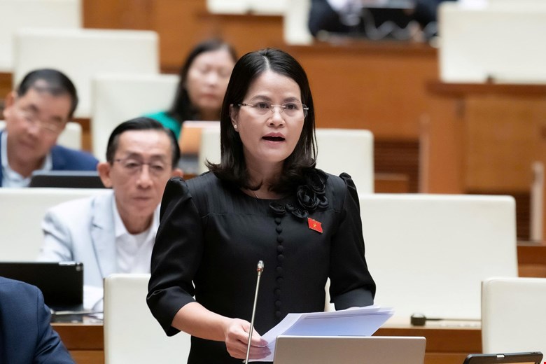 El diputado Nguyen Hoang Bao Tran propuso identificar claramente a los hijos de los trabajadores como el grupo objetivo prioritario. Foto: Quochoi.vn