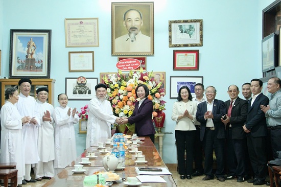 El presidente del MTTQ de Hanoi felicita a la ceremonia de apertura de Cao Dai. Foto: Minh Thuy