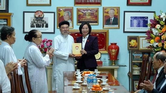 Chu tich Uy ban MTTQ Viet Nam TP Ha Noi Bui Huyen Mai tang qua chuc mung Thanh that Cao Dai Thu do. Anh: Minh Thuy