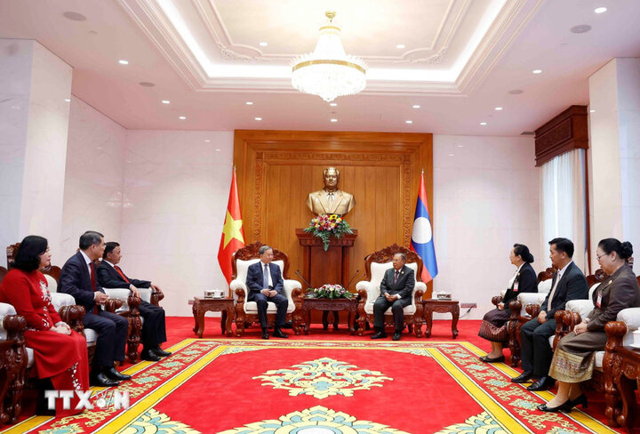 トー・ラム書記長はラオスのブンハン・ヴォラチット元書記長兼元大統領と会談した。写真：TTXVN