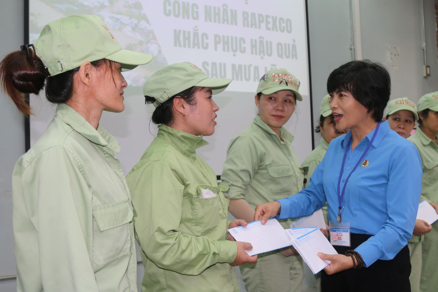 64 doanh nghiep tai Khu Cong nghiep, Cum Cong nghiep tren dia ban Khanh Hoa co doan vien bi thiet hai nang do mua lu duoc Cong doan ho tro. Anh: Phuong Linh
