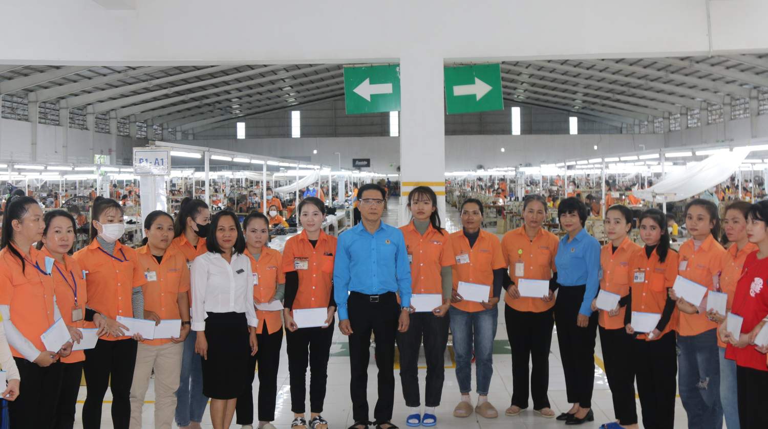 Ong Phan Thanh Liem – Chu tich LDLD tinh Khanh Hoa trao qua ho tro 22 cong nhan Cong ty TNHH Komega-X bi thiet hai nang do mua lu. Anh: Phuong Linh