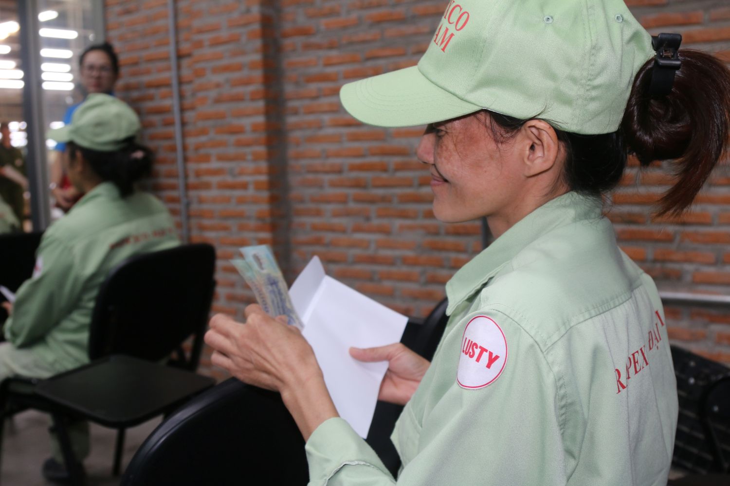 Niem vui cua doan vien khi nhan ho tro tu Cong doan Khanh Hoa sau lu. Anh: Phuong Linh