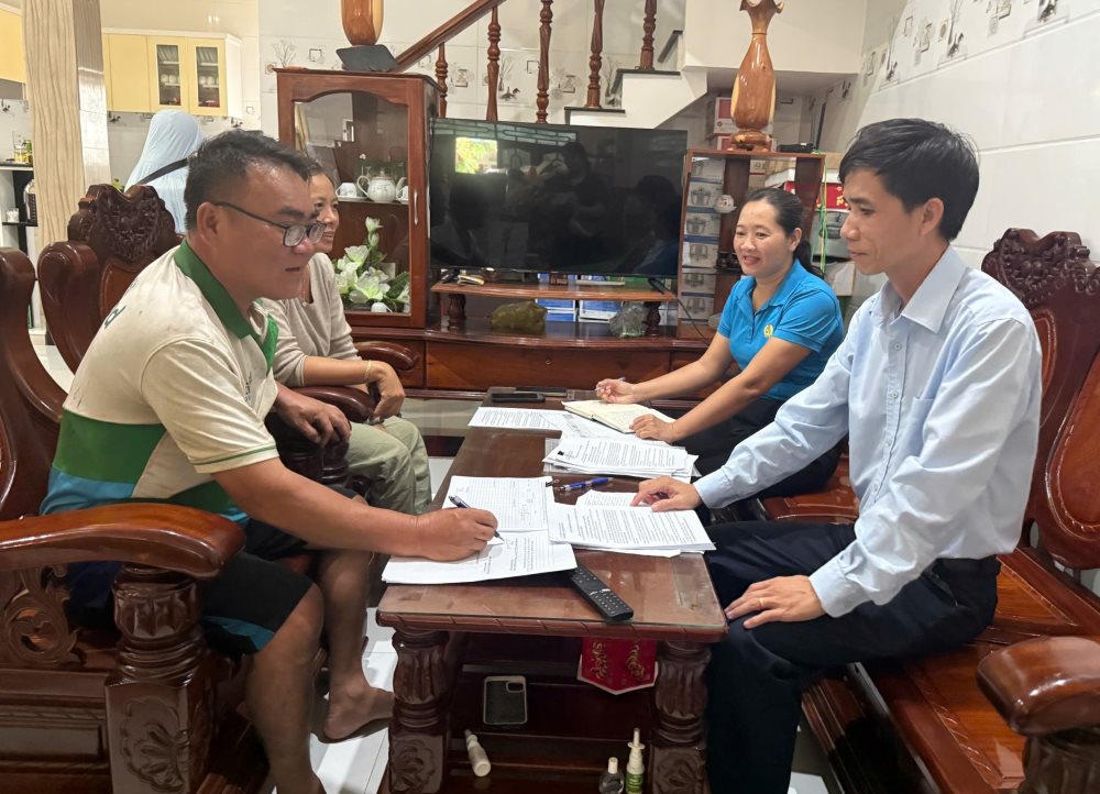 Nhieu doanh nghiep duoc can bo Cong doan Dac khu Phu Quy van dong thanh lap cong doan co so. Anh: Pham Duy