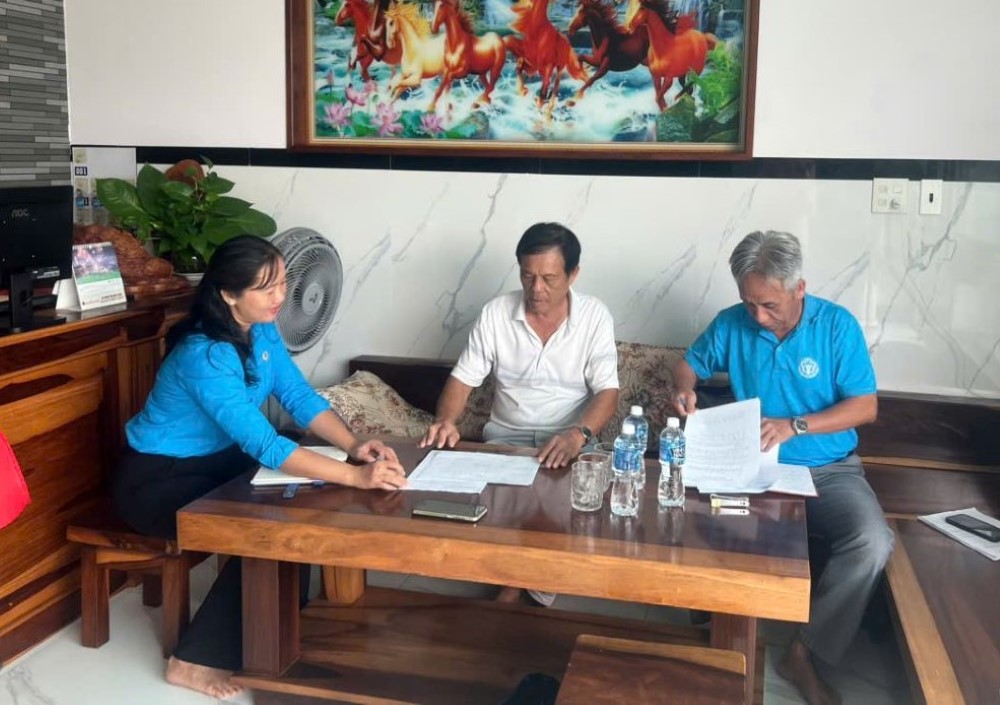 Can bo Cong doan Dac khu Phu Quy cung To lien nganh giai thich cac chinh sach bao hiem cho nguoi lao dong tai cong ty thuy san. Anh: Pham Duy