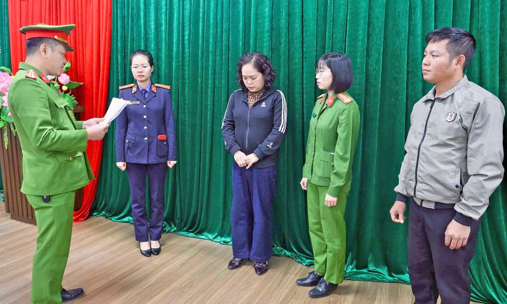 Cơ quan Cảnh sát điều tra Công an tỉnh Bắc Ninh đọc Lệnh bắt bị can Nguyễn Thị Hoa (áo đen, đứng giữa). Ảnh: Phạm Linh

