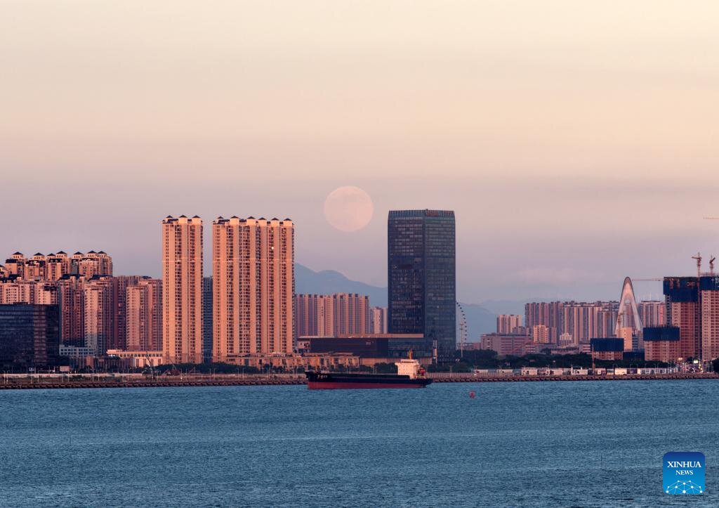 Sieu trang duoc chup tai Phuc Tan, tinh Hac Long Giang, dong bac Trung Quoc, ngay 5.11.2025. Anh: Xinhua