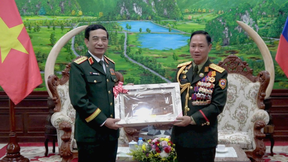 El General Phan Van Giang - Miembro del Buro Politico Vicesecretario del Comite Militar Central Ministro de Defensa y Teniente General Khamliang Outhakaysone - Miembro Central del Partido del Pueblo Revolucionario de Laos Ministro de Defensa de Laos. Foto: Departamento de Propaganda